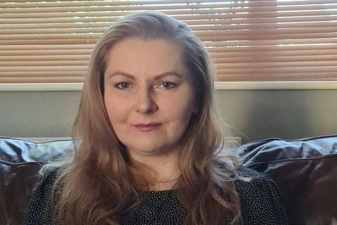 Gabriela a fost găsită fără suflare de soț, în propria casă, în aceleași condiții ca sora ei. Doi copii au rămas fără mamă